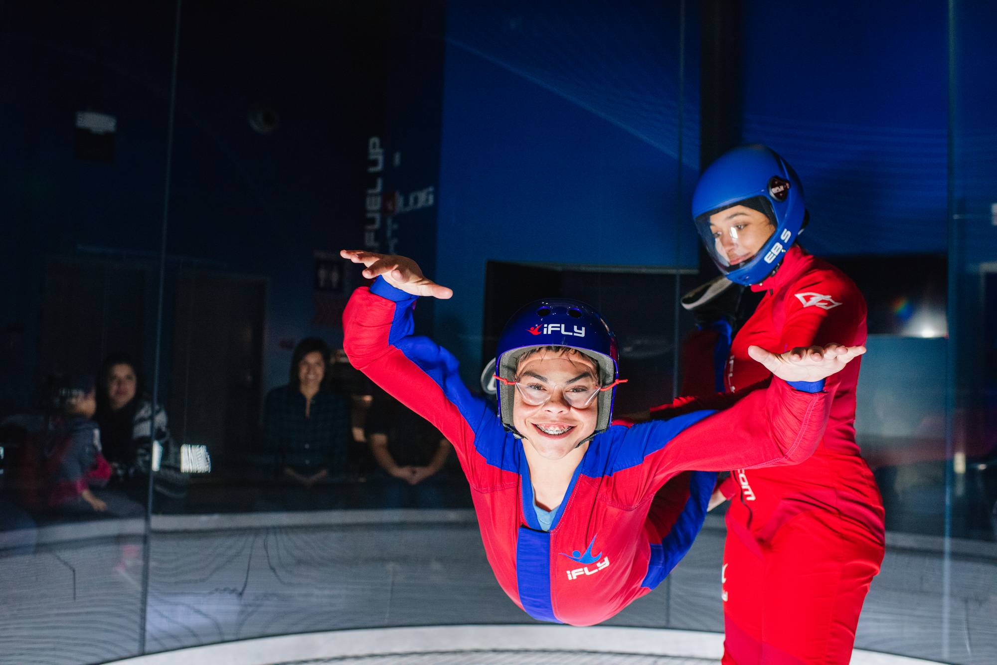 Instrutor da iFLY voando com uma adolescente